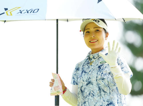 4番、手を振る青木瀬（撮影・江口和貴）