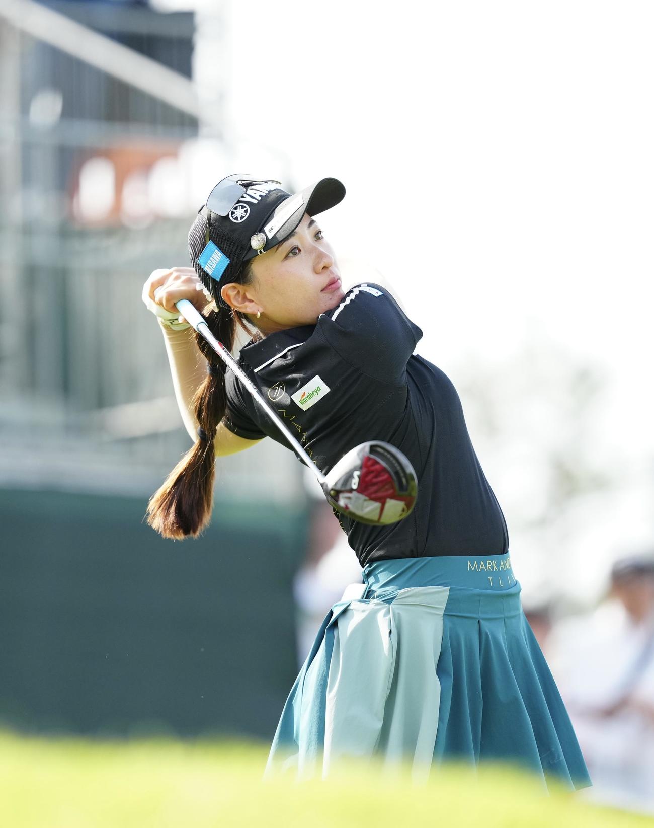 1番、ティーショットを放つ永井（撮影・江口和貴）