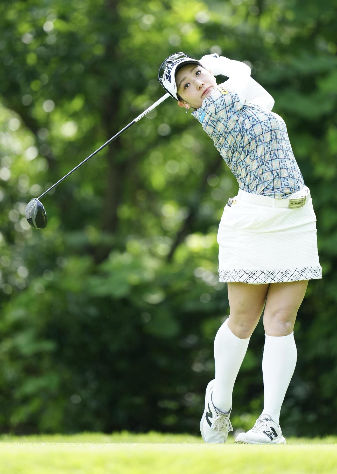 2番、ティーショットを放つ安田彩（撮影・江口和貴）