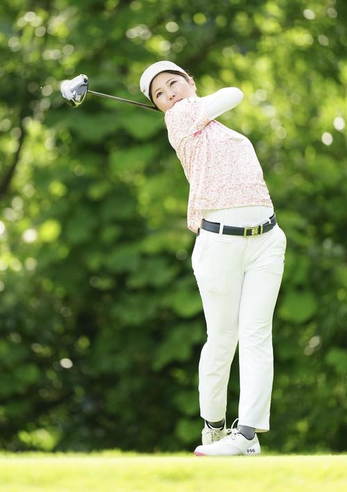 2番、ティーショットを放つ小野（撮影・江口和貴）