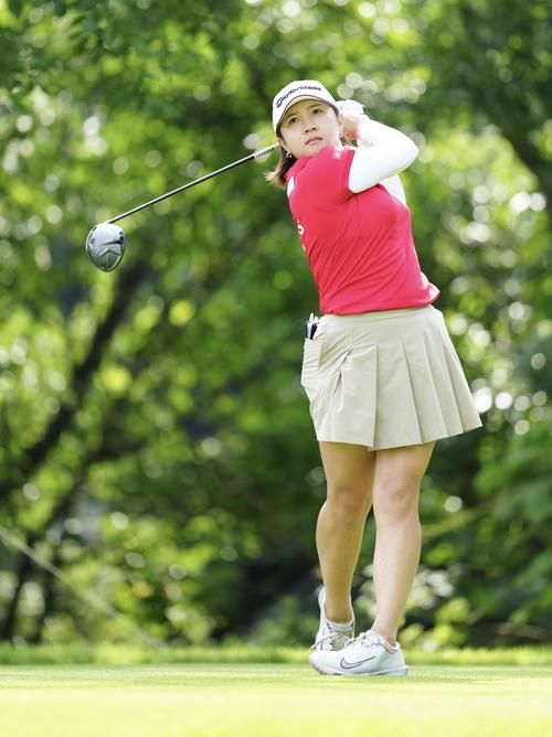 2番、ティーショットを放つ泉田（撮影・江口和貴）