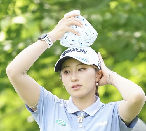 2番、氷のうを頭に乗せる渋沢（撮影・江口和貴）