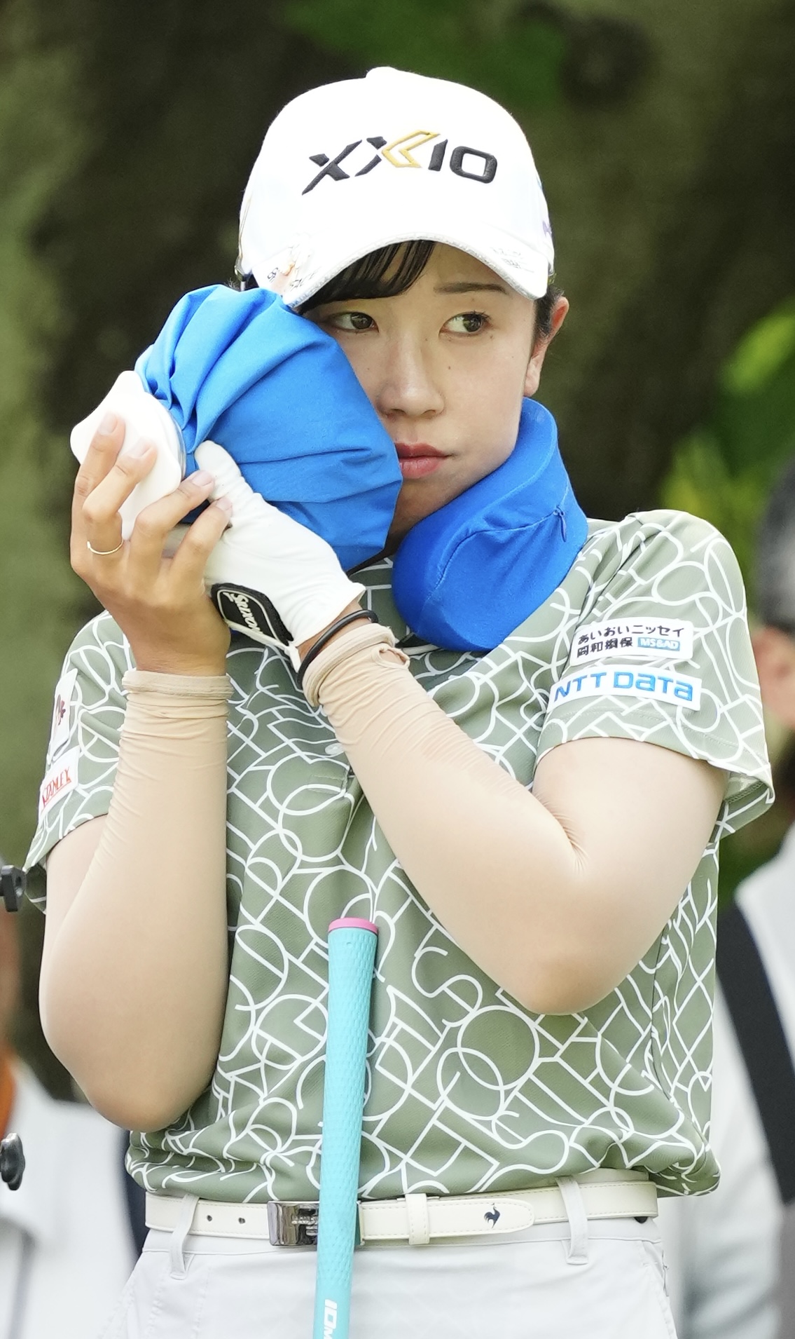 2番で顔を冷やす菅沼（撮影・江口和貴）