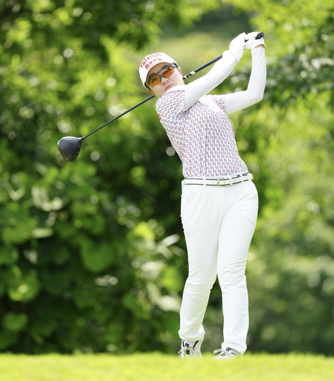 2番、ティーショットを放つサイ・ペイイン（撮影・江口和貴）