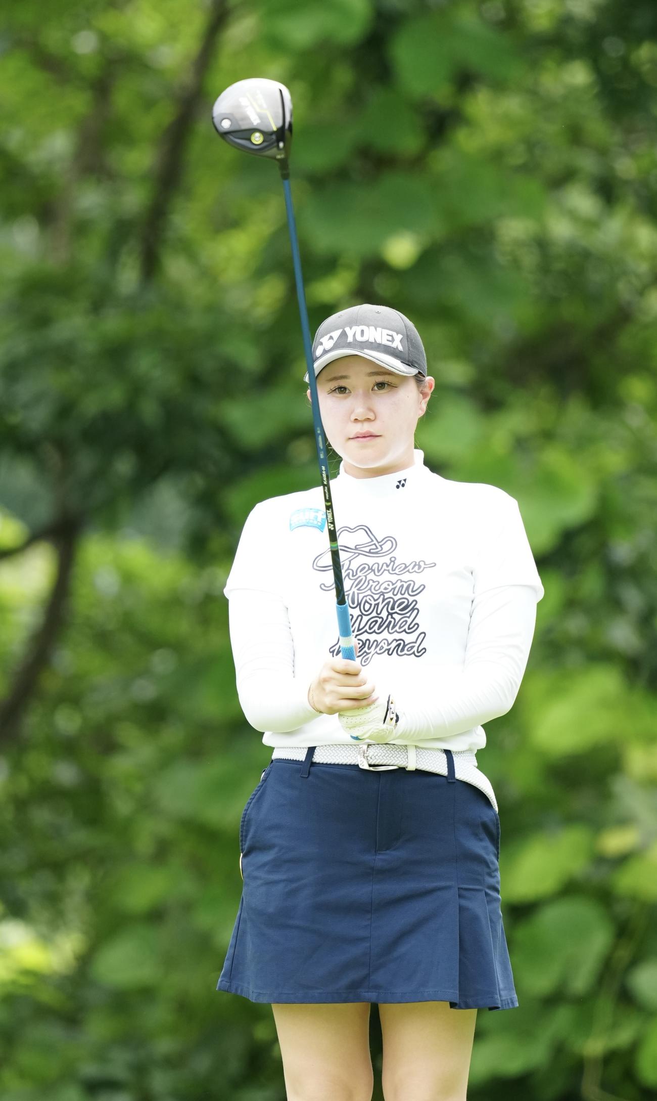 2番、ティーショットに臨むアマチュアの倉林（撮影・江口和貴）