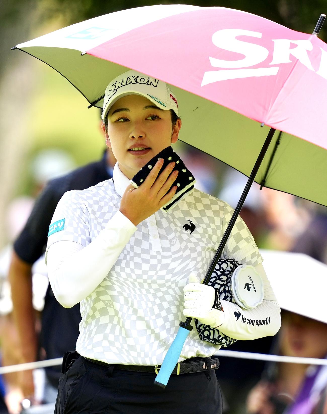 汗をふきながら2番に向かう小祝（撮影・江口和貴）