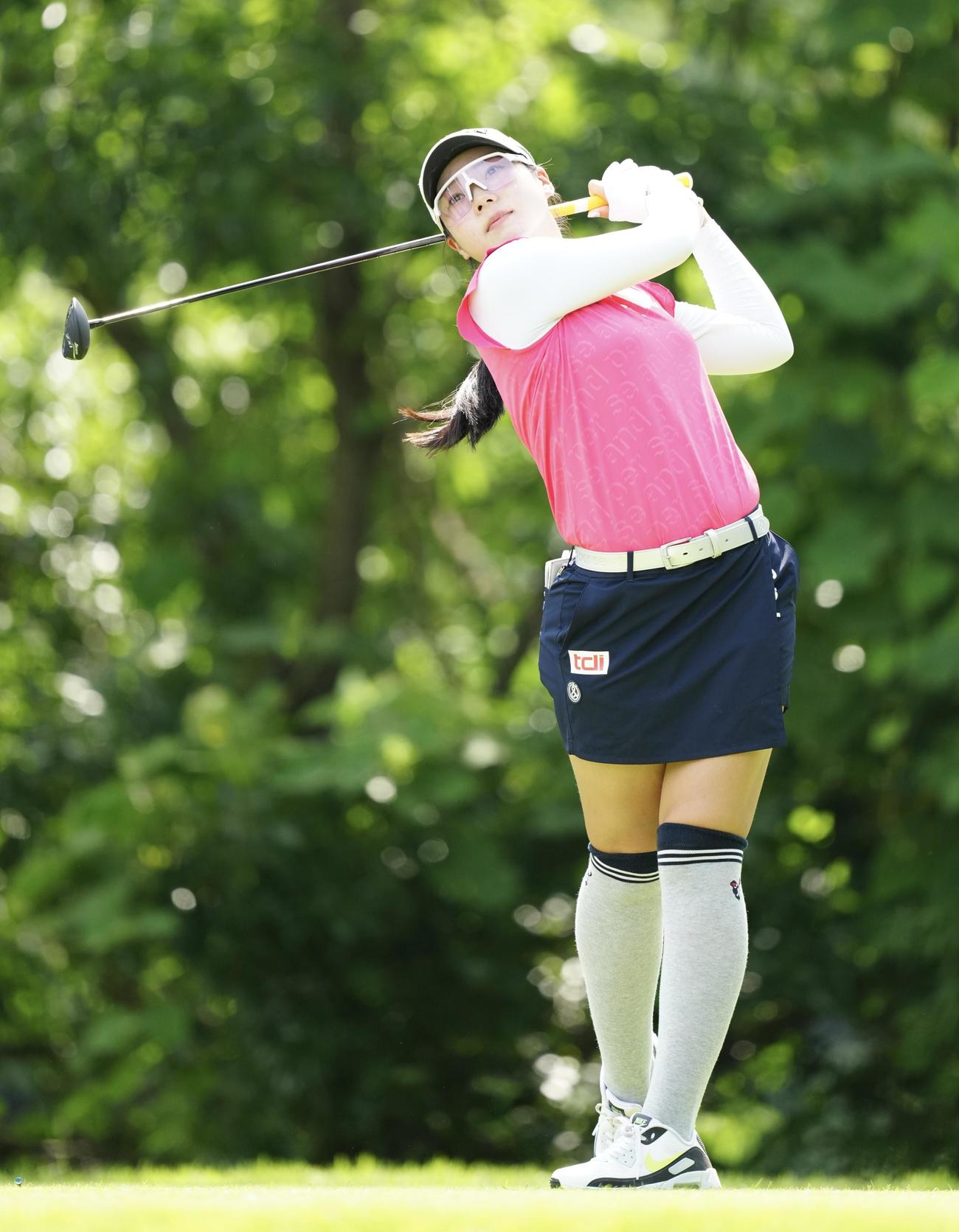 2番、ティーショットを放つ菅（撮影・江口和貴）