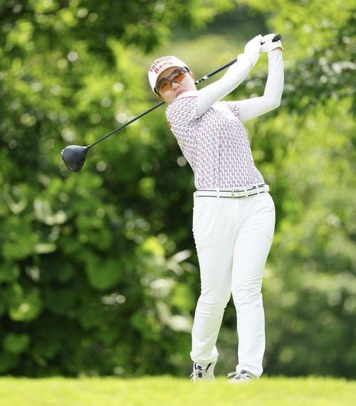 2番、ティーショットを放つサイ・ペイイン（撮影・江口和貴）