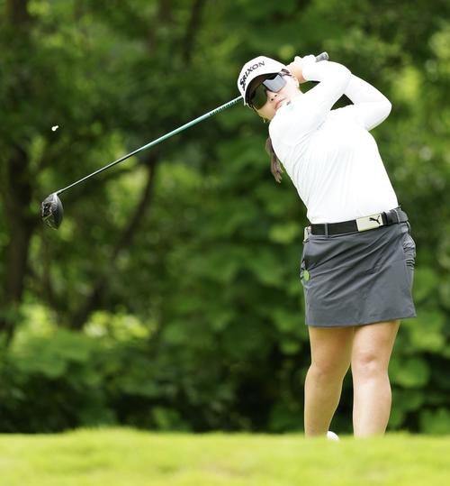 2番、ティーショットを放つ高久（撮影・江口和貴）