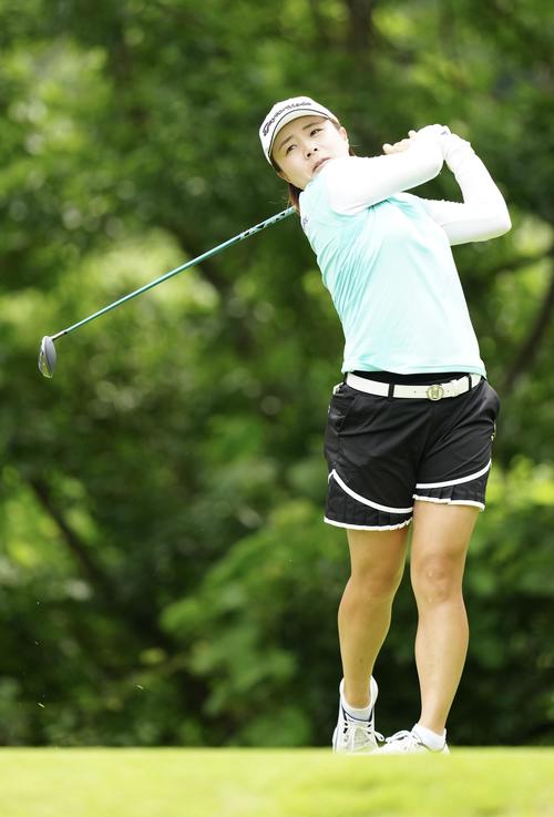 2番、ティーショットを放つ永峰（撮影・江口和貴）