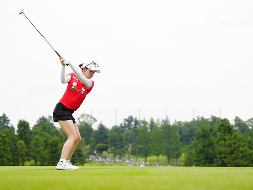 4番、ティーショットを放つ川崎（撮影・江口和貴）