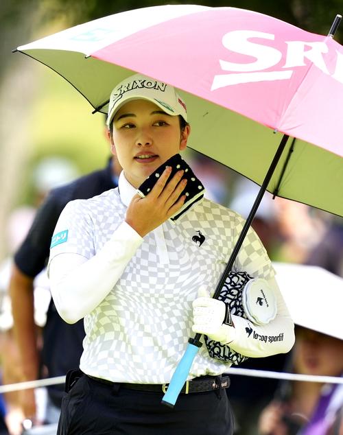 汗をふきながら2番に向かう小祝（撮影・江口和貴）