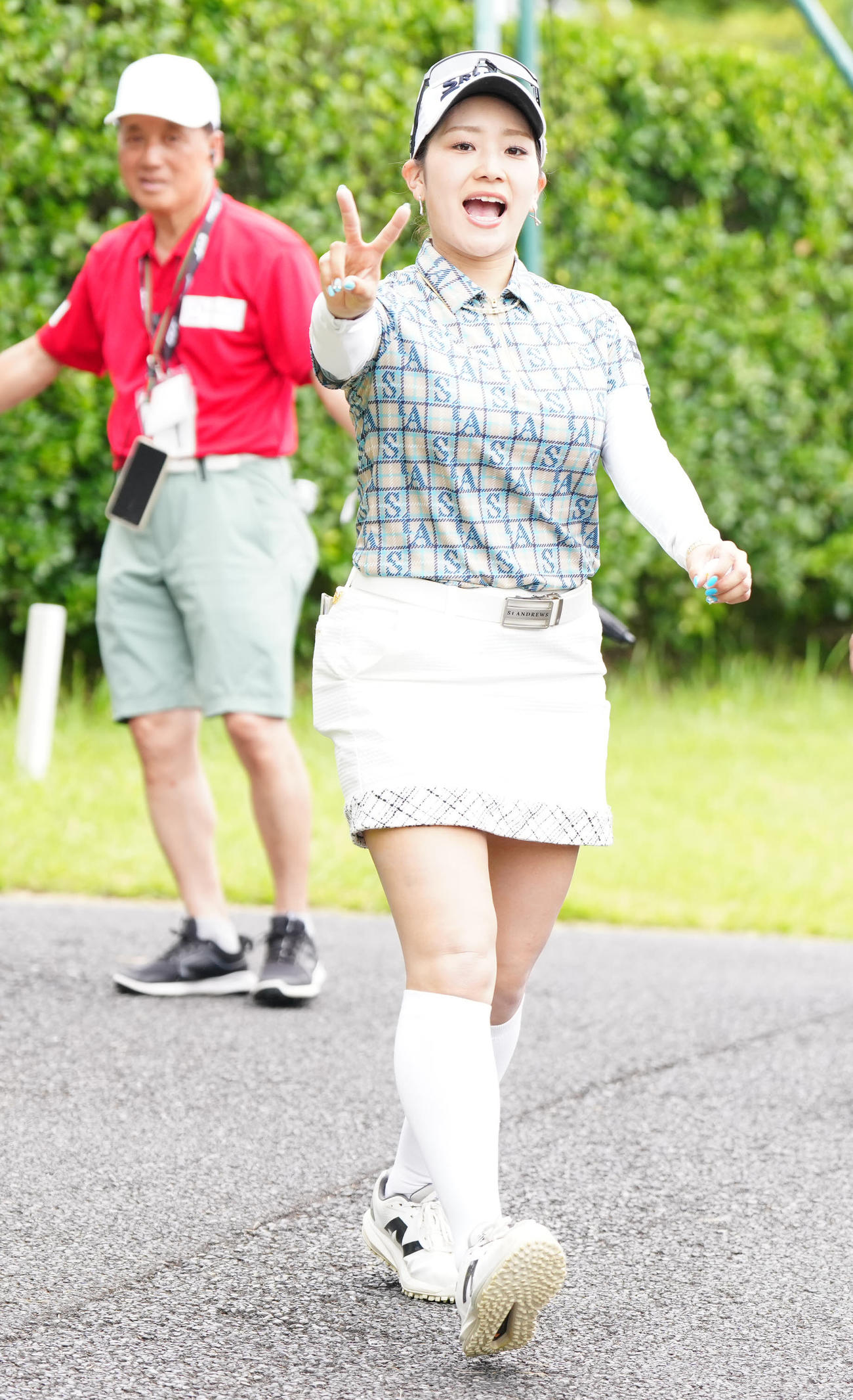 ハーフを終えピースサインを見せる安田彩（撮影・江口和貴）