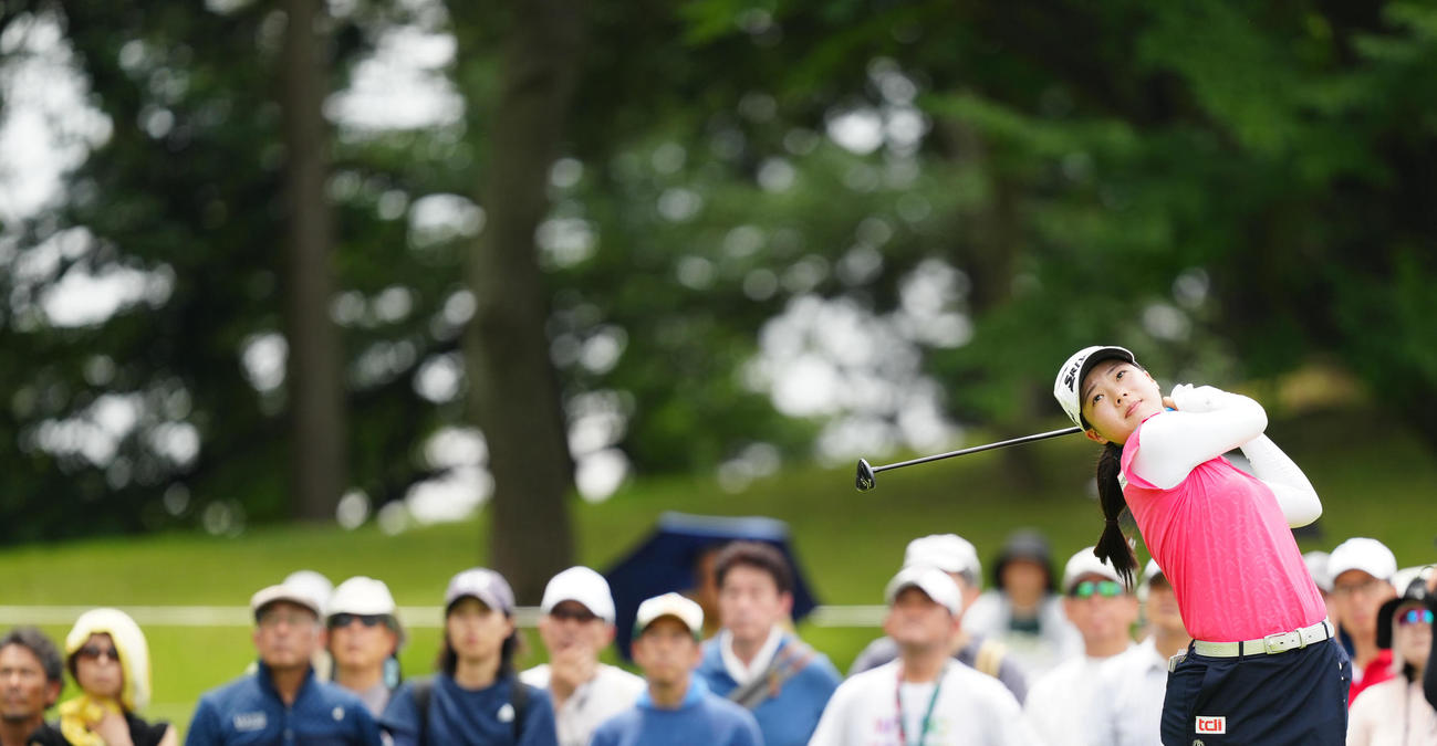 8番、ティーショットを放つ菅（撮影・江口和貴）