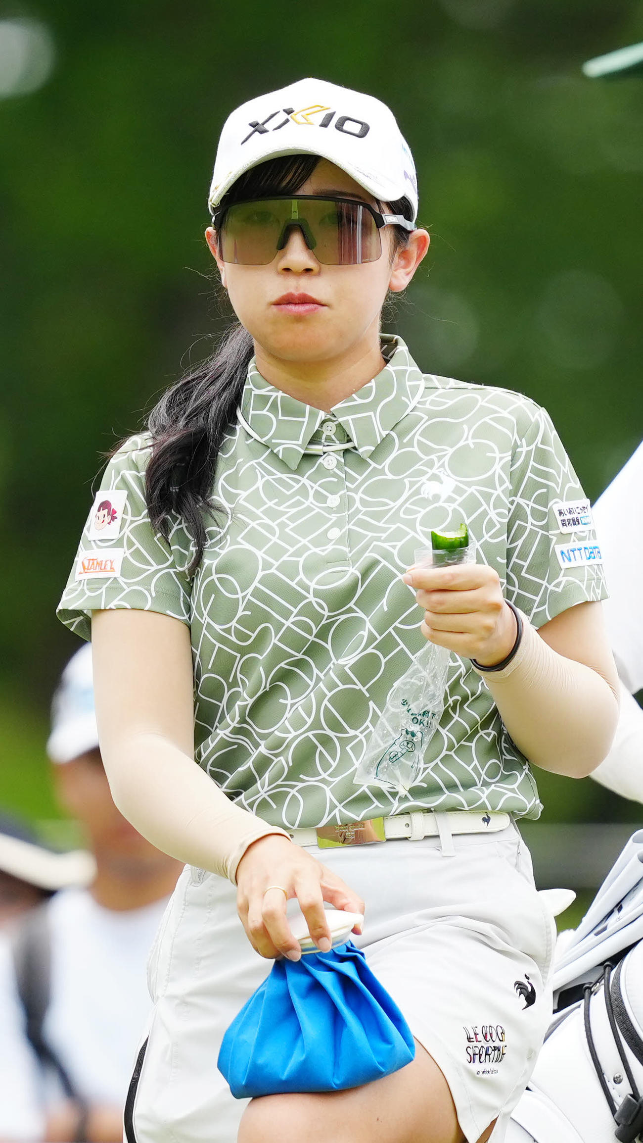 8番前、キュウリを食べる菅沼（撮影・江口和貴）