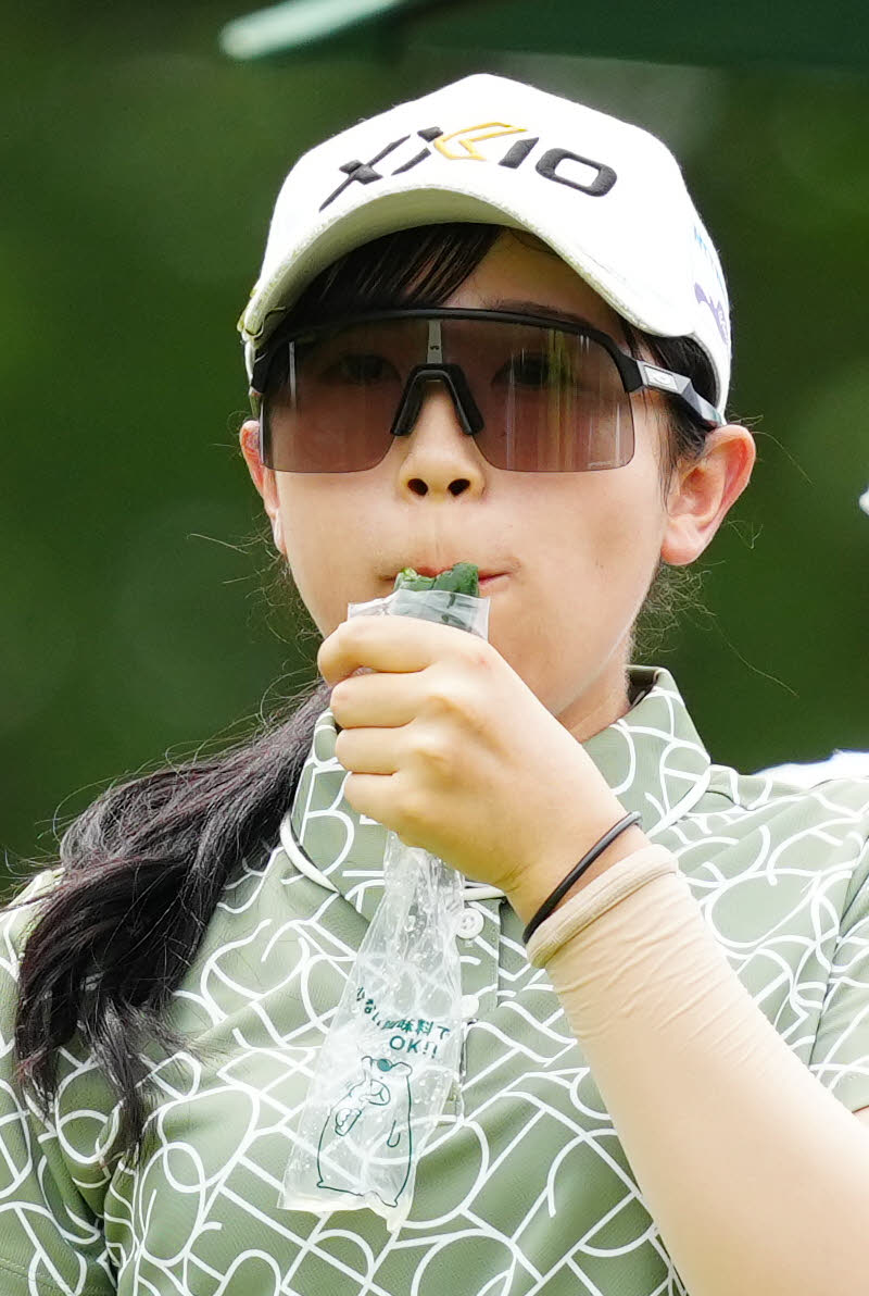 8番前、キュウリを食べる菅沼（撮影・江口和貴）