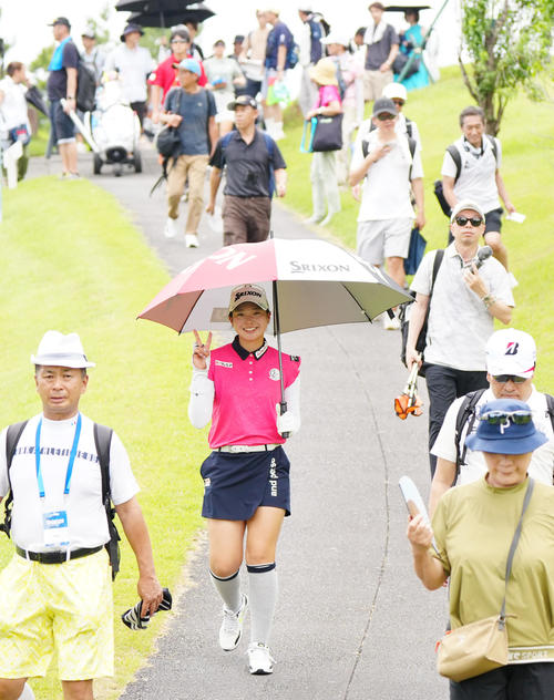 8番に向かう途中、ピースサインを見せる菅（中央）（撮影・江口和貴）