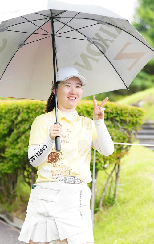 ハーフを終えピースサインを見せる石川（撮影・江口和貴）