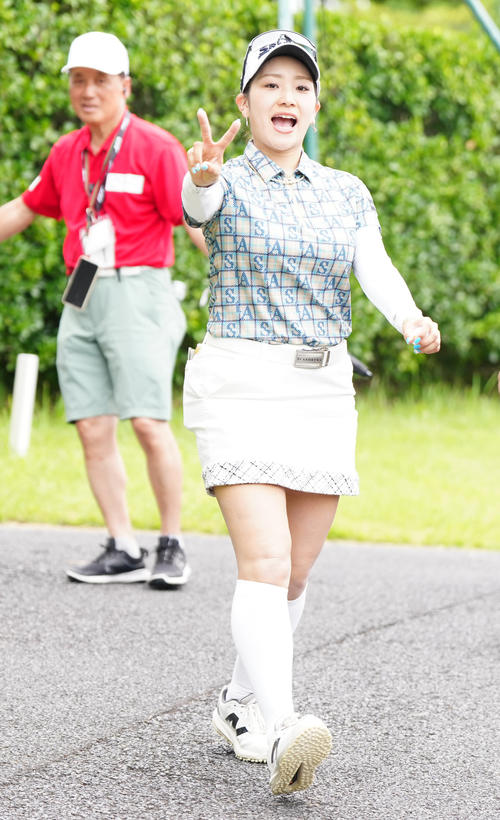 ハーフを終えピースサインを見せる安田彩（撮影・江口和貴）