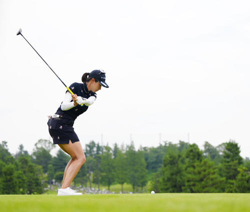 4番、ティーショットを放つ木戸（撮影・江口和貴）