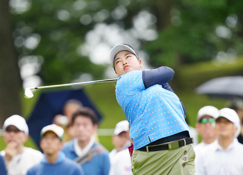 8番、ティーショットを放つ入谷（撮影・江口和貴）