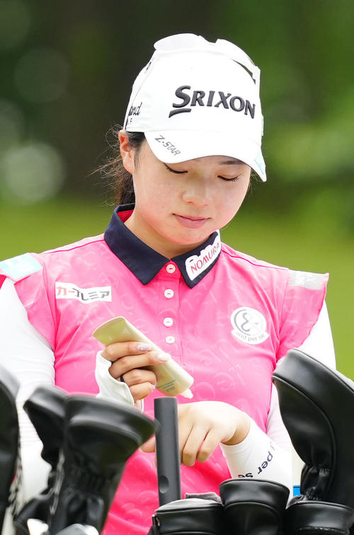 8番前、日焼け止めを塗る菅（撮影・江口和貴）