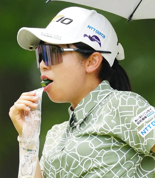 8番前、キュウリを食べる菅沼（撮影・江口和貴）