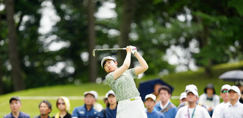 8番、ティーショットを放つ菅沼（撮影・江口和貴）