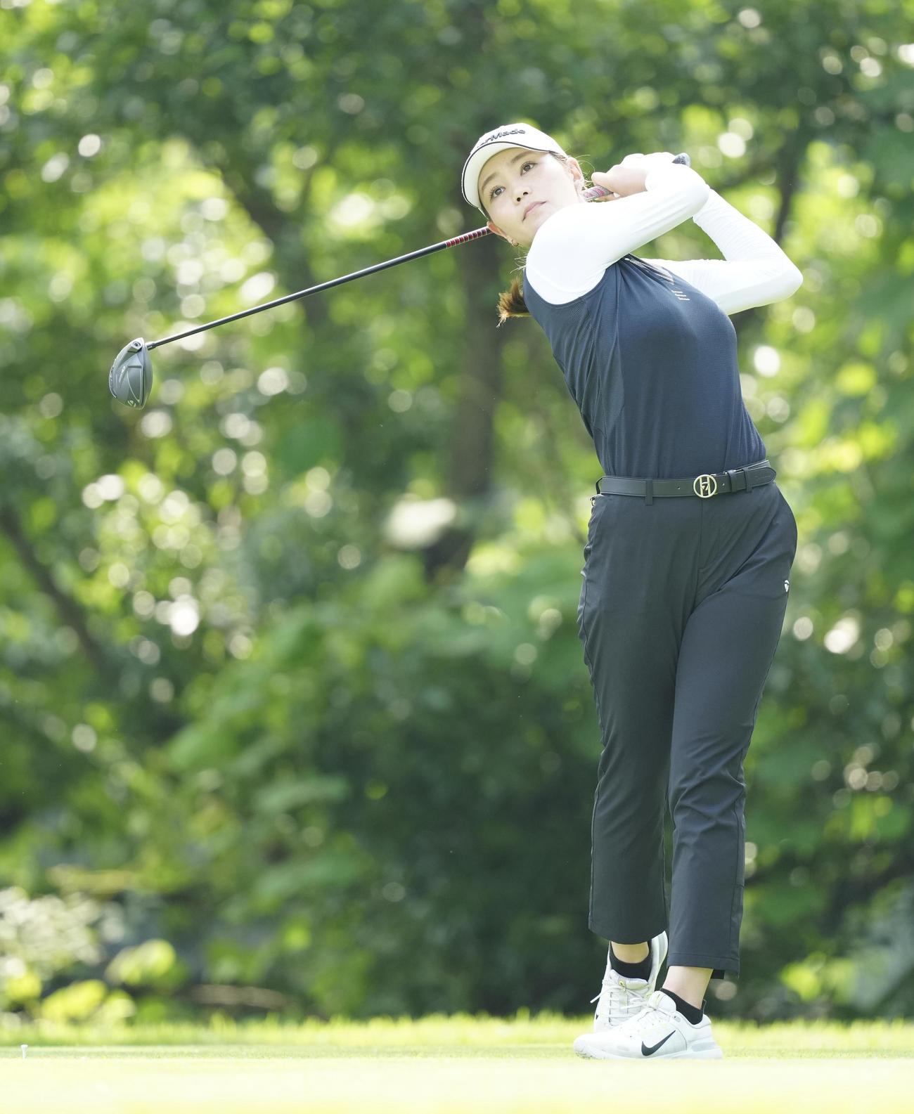 2番、ティーショットを放つ山路（撮影・江口和貴）