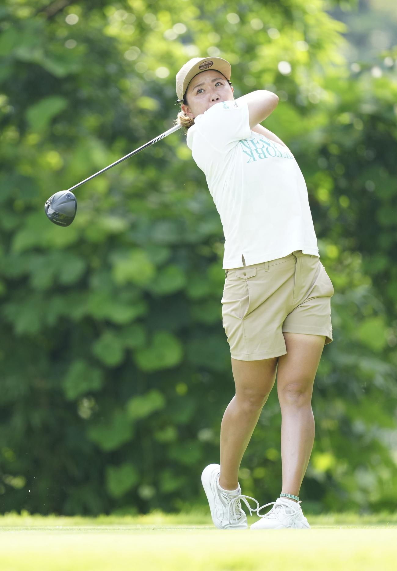 2番、ティーショットを放つ山城（撮影・江口和貴）