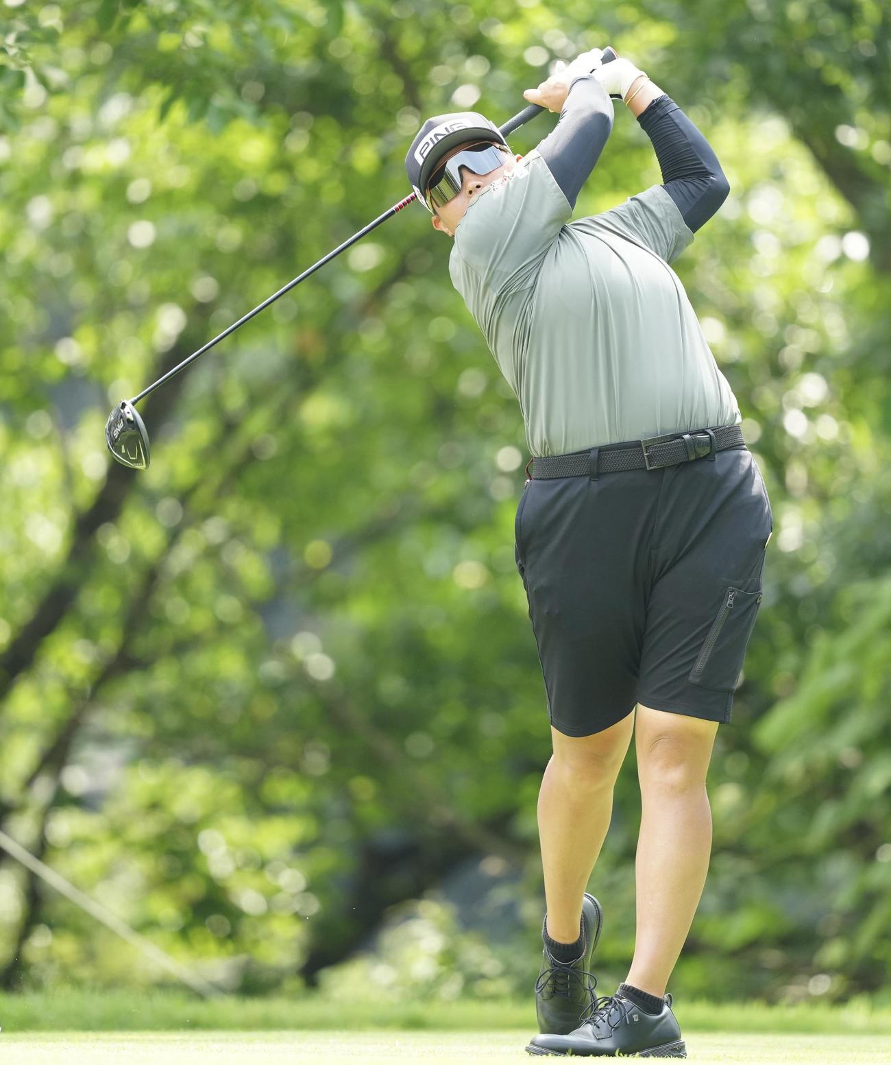 2番、ティーショットを放つ工藤遥（撮影・江口和貴）