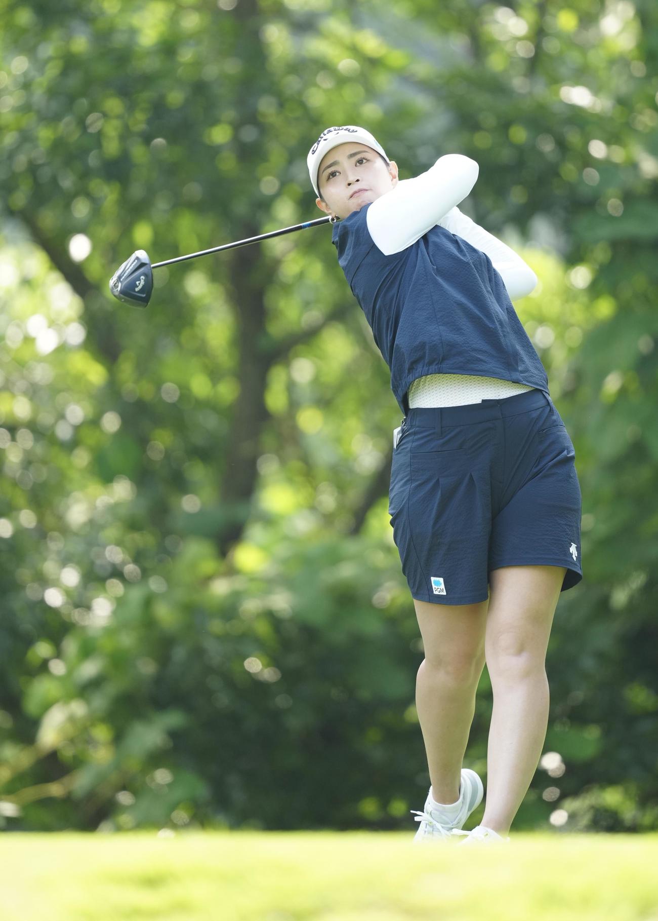 2番、ティーショットを放つ柏原（撮影・江口和貴）