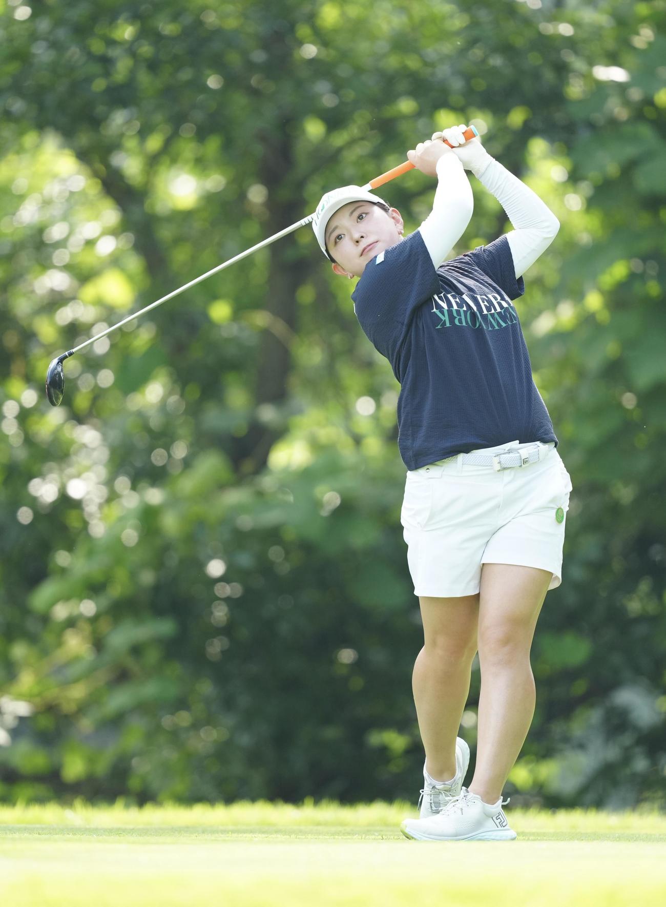 2番、ティーショットを放つ吉川（撮影・江口和貴）