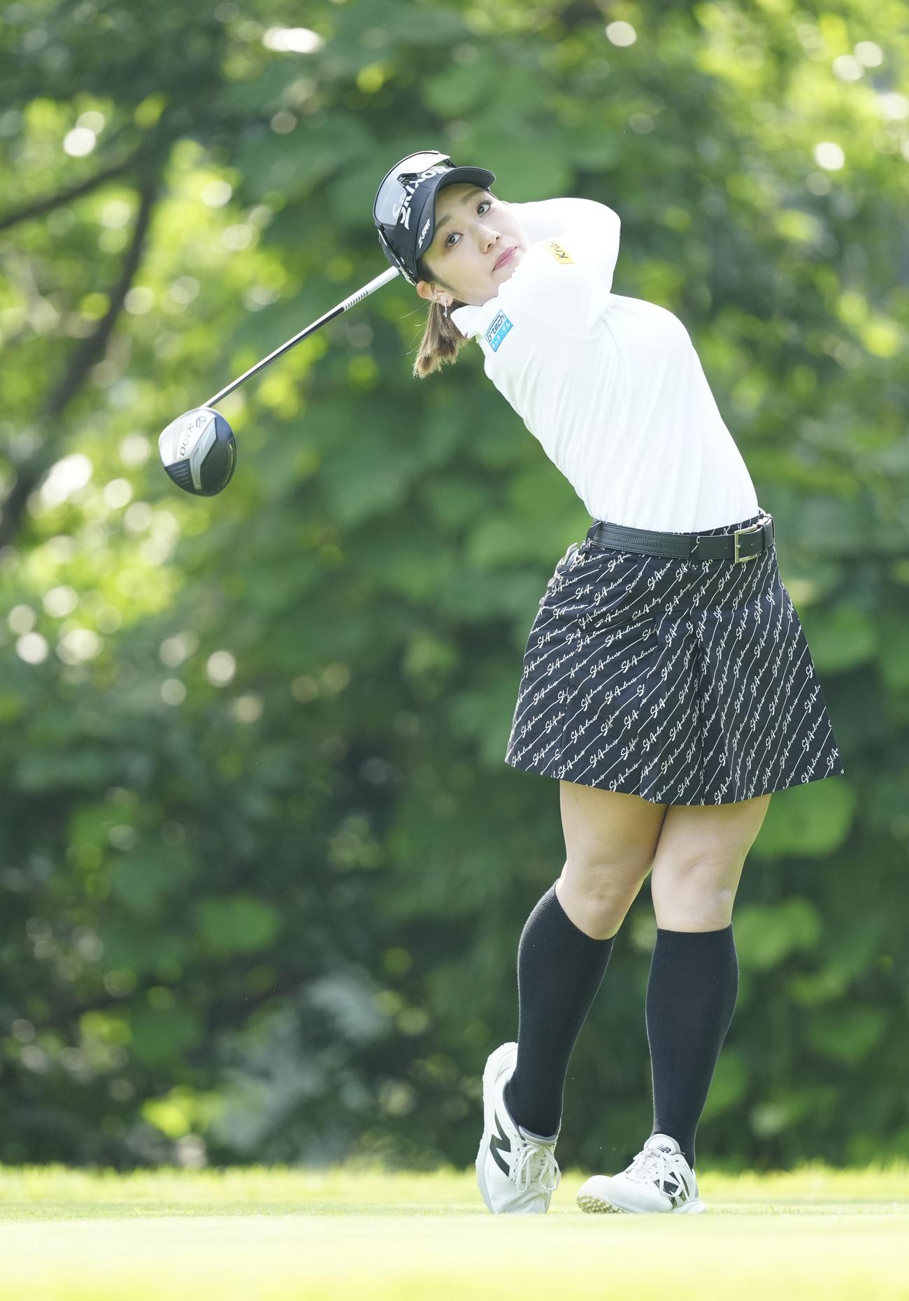 2番、ティーショットを放つ安田彩（撮影・江口和貴）
