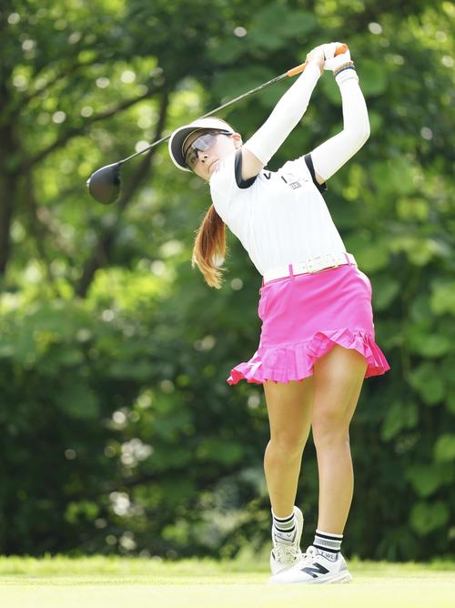 2番、ティーショットを放つ藤田（撮影・江口和貴）