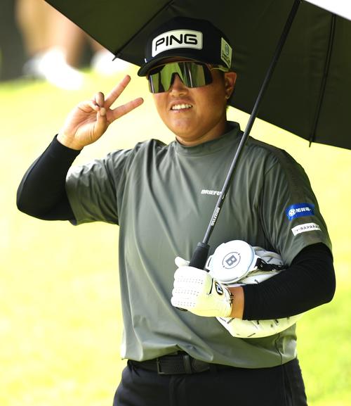 2番、ピースサインを見せる工藤遥（撮影・江口和貴）