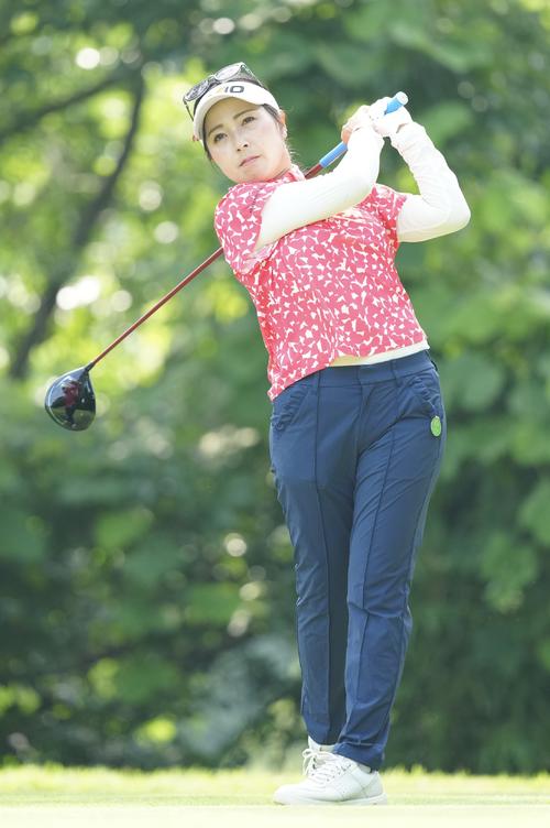 2番、ティーショットを放つ青木瀬（撮影・江口和貴）