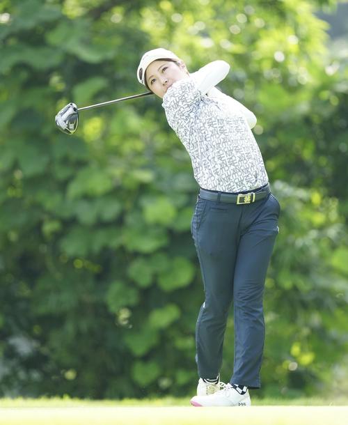 2番、ティーショットを放つ小野（撮影・江口和貴）