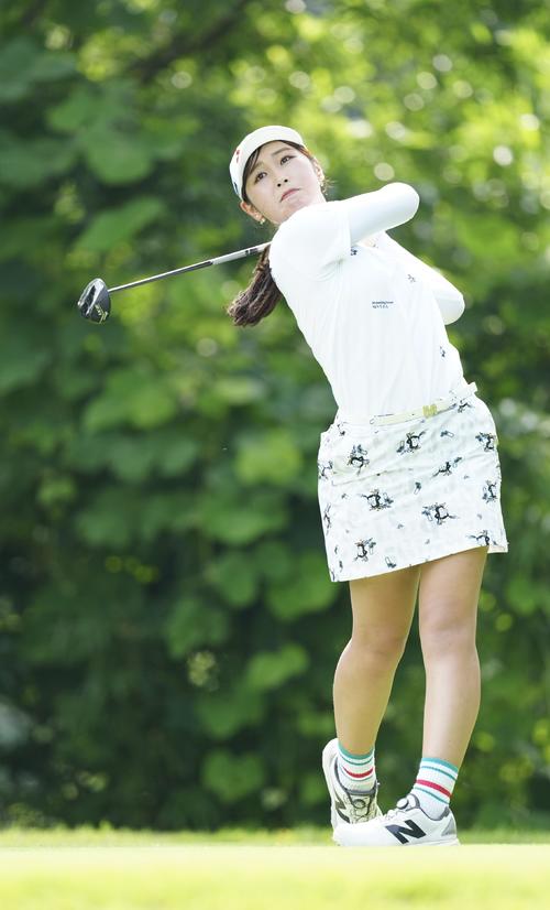 2番、ティーショットを放つ吉沢（撮影・江口和貴）