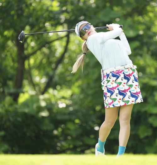 2番、ティーショットを放つ桑木（撮影・江口和貴）