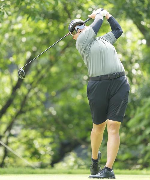 2番、ティーショットを放つ工藤遥（撮影・江口和貴）
