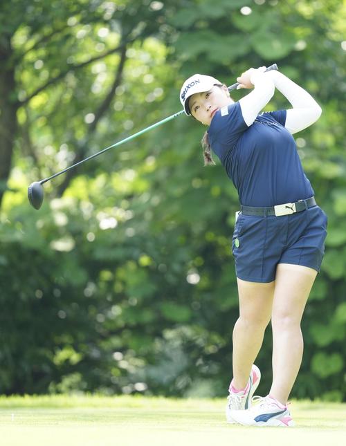 2番、ティーショットを放つ高久（撮影・江口和貴）