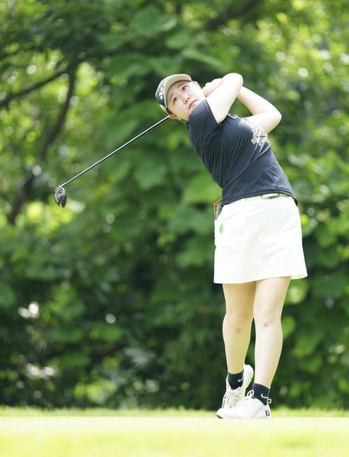 2番、ティーショットを放つアマチュアの倉林（撮影・江口和貴）