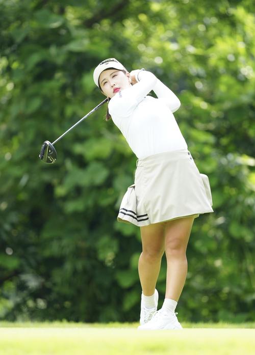 2番、ティーショットを放つリ・ハナ（撮影・江口和貴）