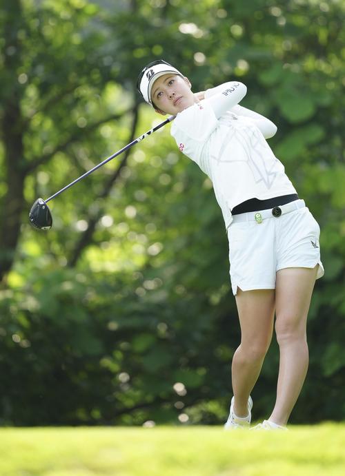 2番、ティーショットを放つ与語（撮影・江口和貴）