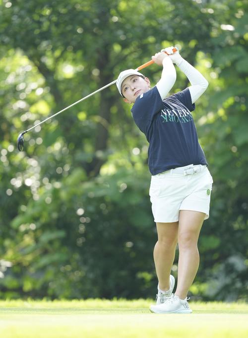 2番、ティーショットを放つ吉川（撮影・江口和貴）