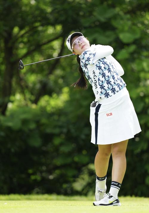 2番、ティーショットを放つ菅（撮影・江口和貴）