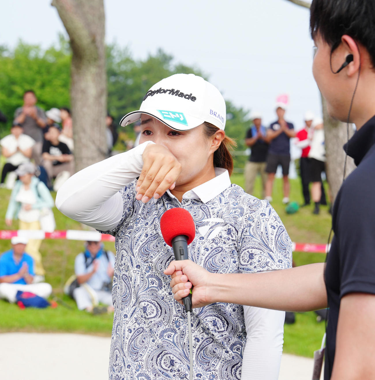 資生堂・JALレディースで優勝し、インタビュー中、涙をぬぐう永峰（撮影・江口和貴）