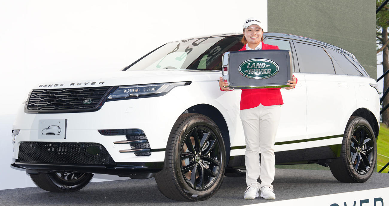 資生堂・JALレディースで優勝し、副賞の車の前で写真に納まる永峰（撮影・江口和貴）