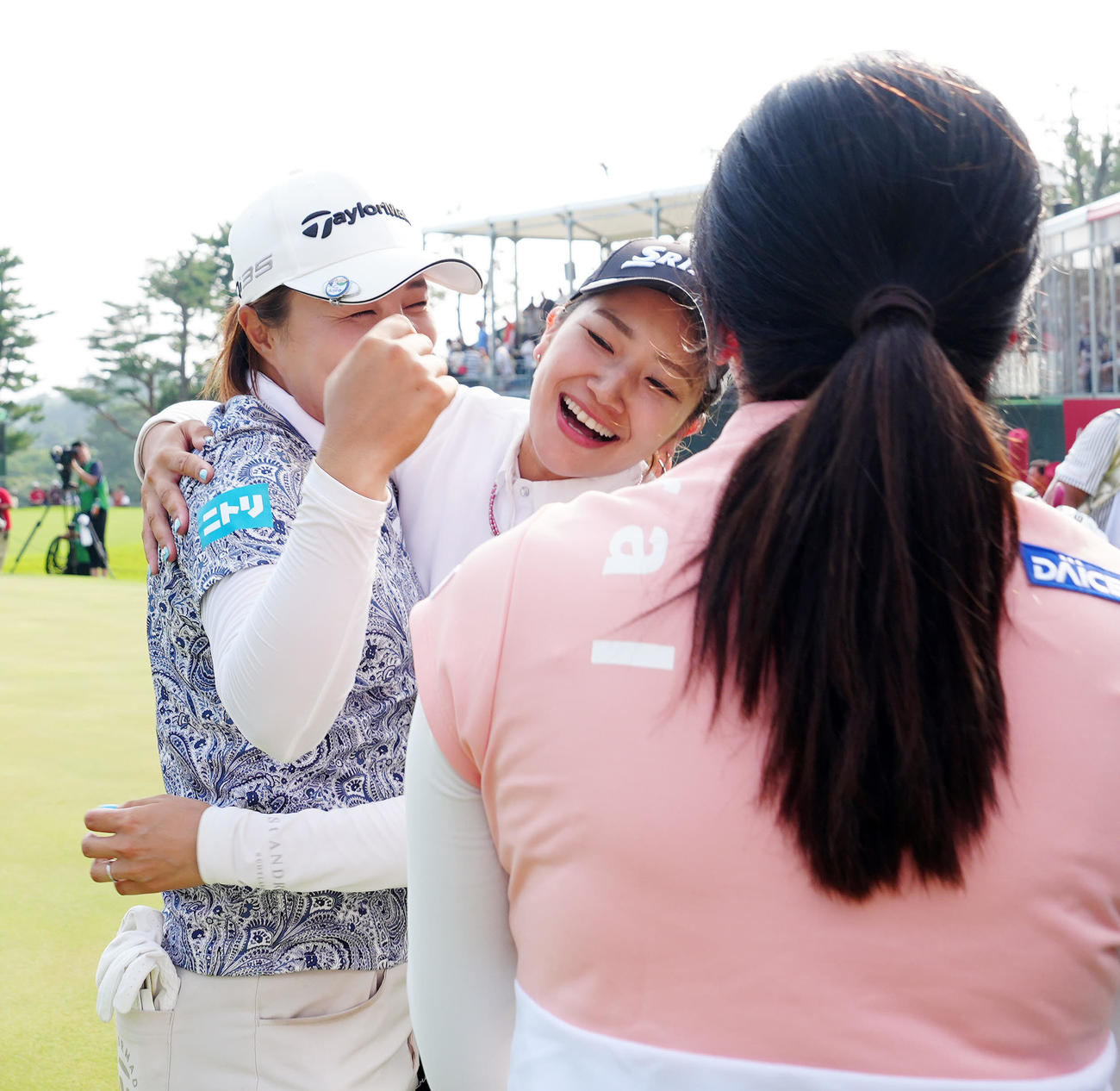 木戸愛とのプレーオフを制し、安田彩（中央）らに祝福される永峰。右は堀（撮影・江口和貴）